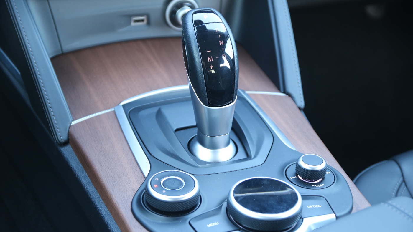 Slideshow Bild - Die 8-Gang-Automatik schaltet je nach gewähltem Dynamik Modus perfekt. Eingriffe sind eigentlich nur bei Bergabfahrten nötig.